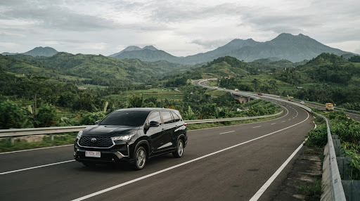 Toyota Innova Zenix melintasi jalan tol