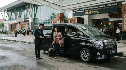 Pengemudi profesional membukakan pintu mobil eksekutif