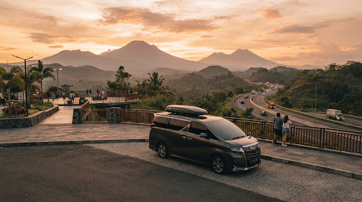 Toyota executive MPV di rest area tol saat sunset